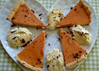 Diabetic pumpkin pie with ice cream